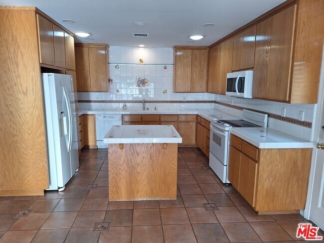 Building Photo - 7539 Denrock Ave