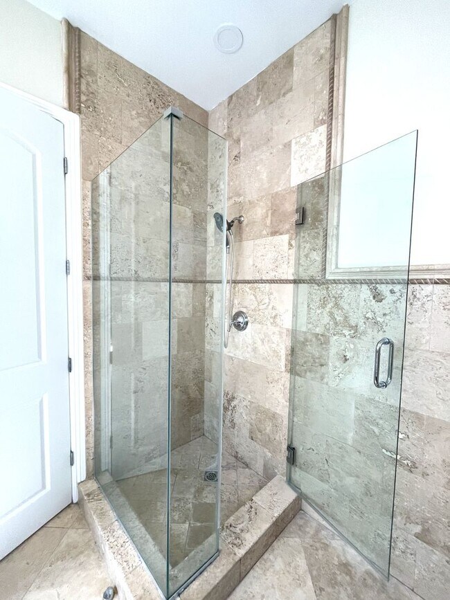 Building Photo - Beautiful 3 bedroom detached townhome with...