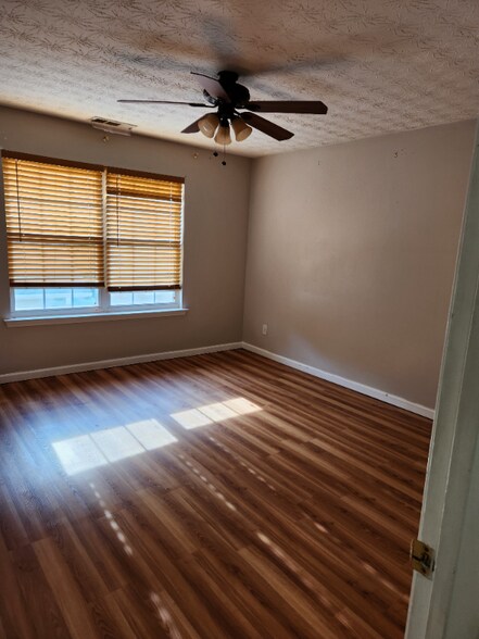 Building Photo - 579 W Oaks Dr
