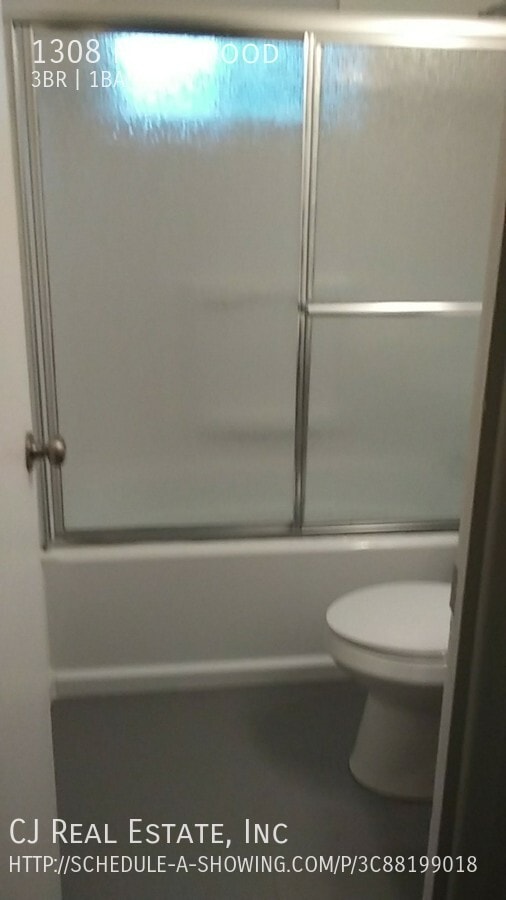 Building Photo - 1308 N Redwood Dr