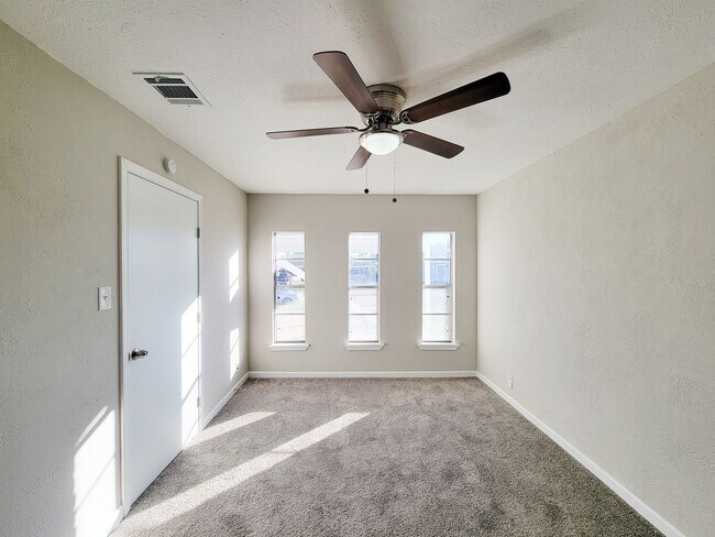 Building Photo - REMODELED/ UPDATED 4 BEDROOM 2 BATH WITH C...