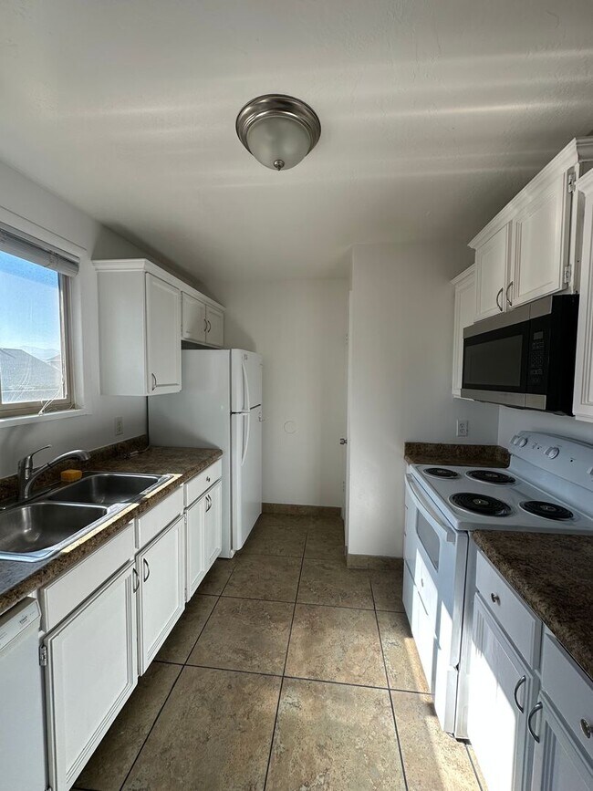 Building Photo - Beautiful 4-Bedroom, 2-Bath Home with Classic Layout and Large Yard