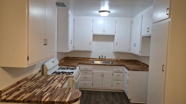 Building Photo - 7857 Crenshaw Blvd