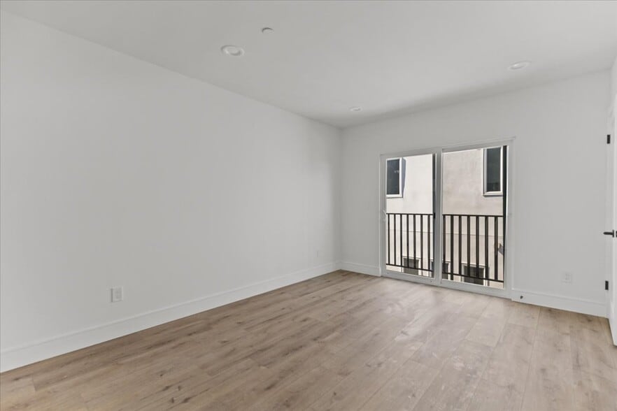 Building Photo - 860 N Hudson Ave