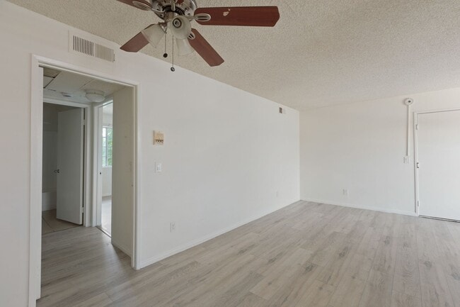 Building Photo - 7233 Loma Verde Ave