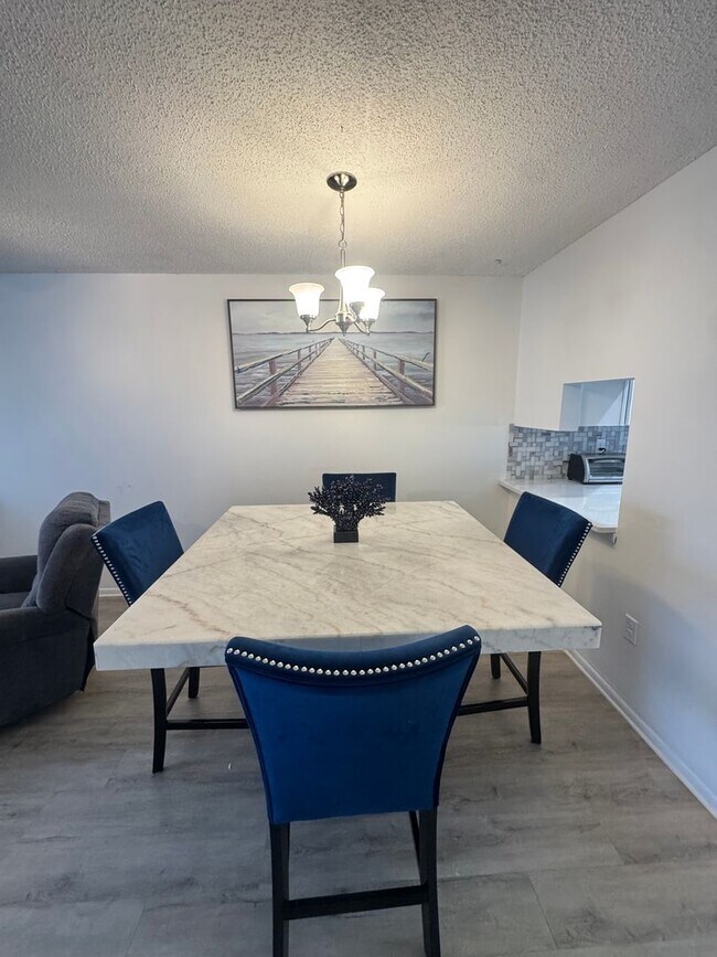 Building Photo - Annual turnkey furnished 2-Bedroom, 2-Bath...