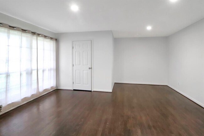 Building Photo - 5602 Sylmar Rd