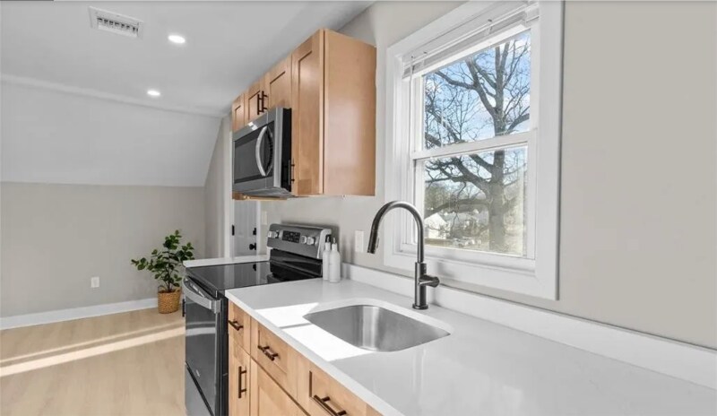 Building Photo - 135 Hawksley Ave