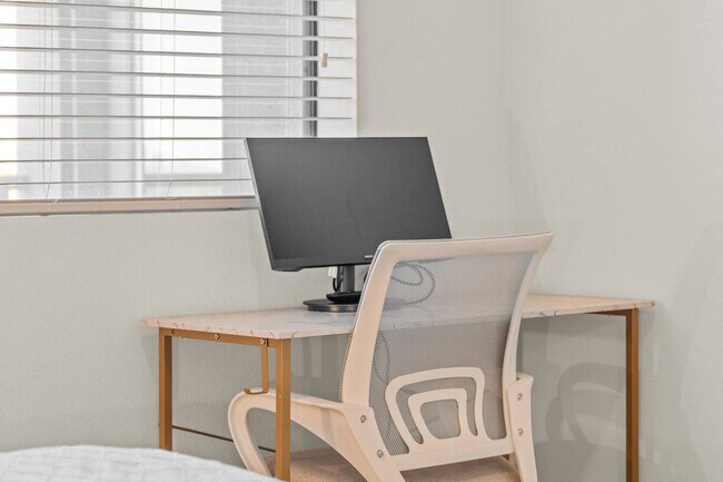 Building Photo - 711 W Broadway Rd