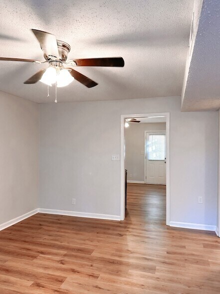 Building Photo - 470 Martha Ln