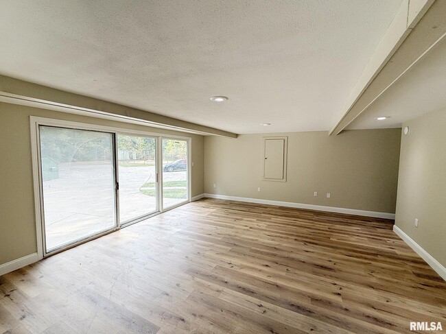 Building Photo - 3440 Villa Ridge