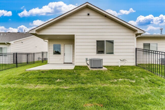 Building Photo - Skyway-Maxine Plan