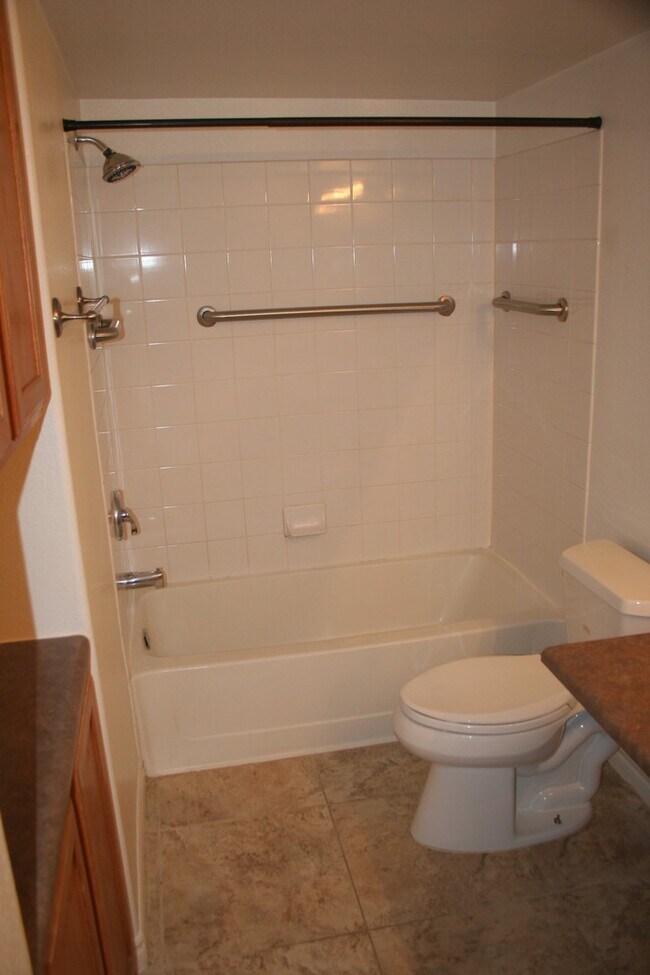 Building Photo - Great Community with all Amenities included