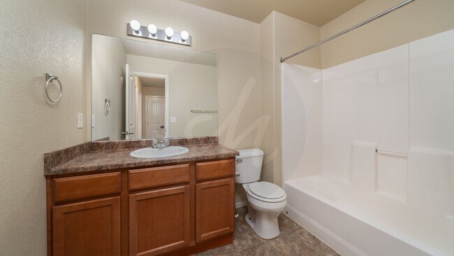 Building Photo - Two story townhome in Soaring Eagles