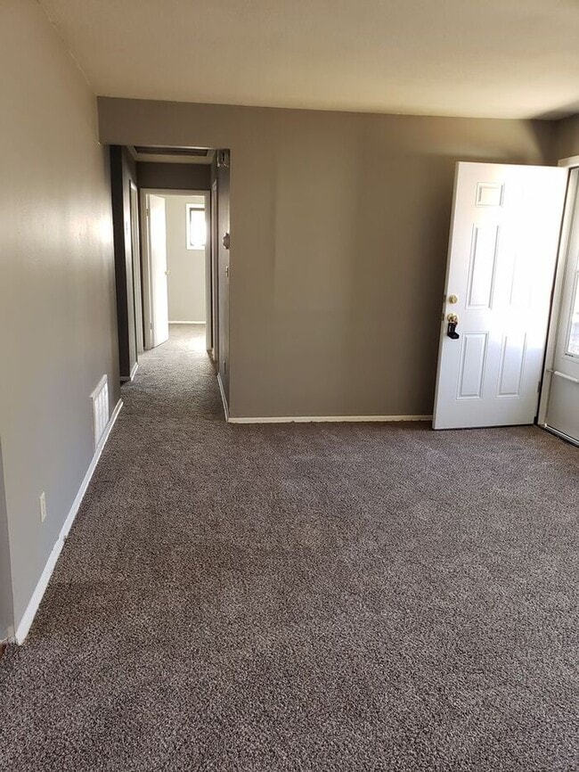Building Photo - Very Nice 3 Bedroom 1 Bath Home in KCMO-Available in MAY!!