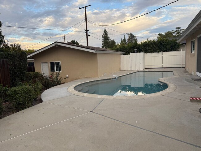 Building Photo - Open Thursday 12/11 3-4pm Private HOME 3bed/2 bath + POOL in Woodland Hills!