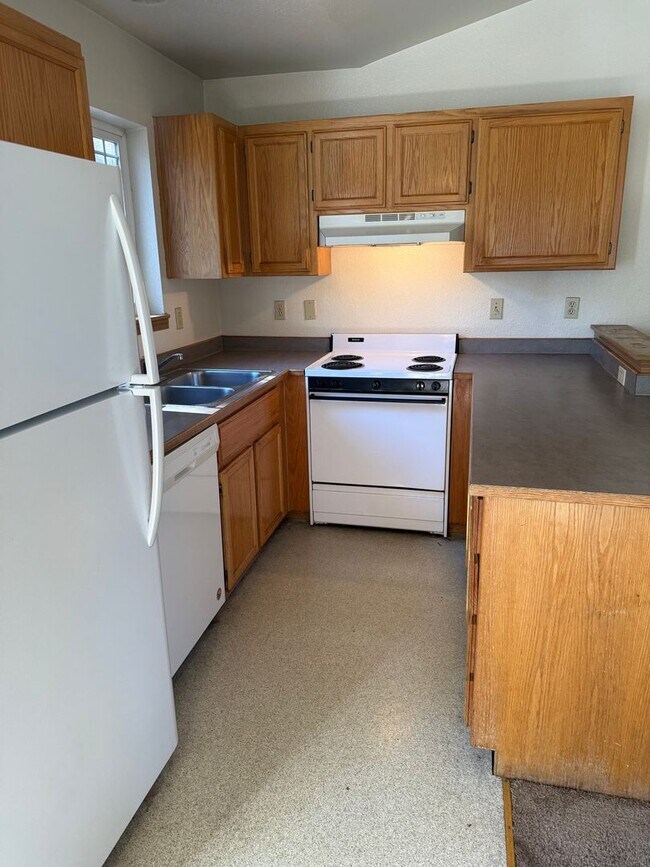 Building Photo - Westside 3 Bdrm, 2 Bath Townhouse close to COCC!  All Appliances, Washer/dryer hookups, Single ga...