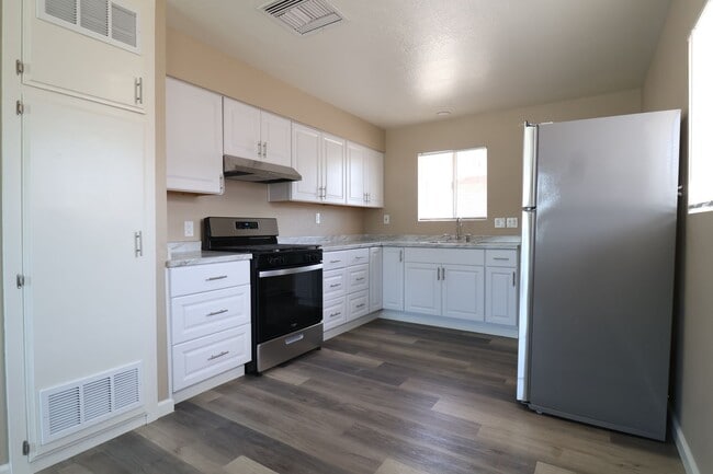 Building Photo - 426 W Moyer Ave