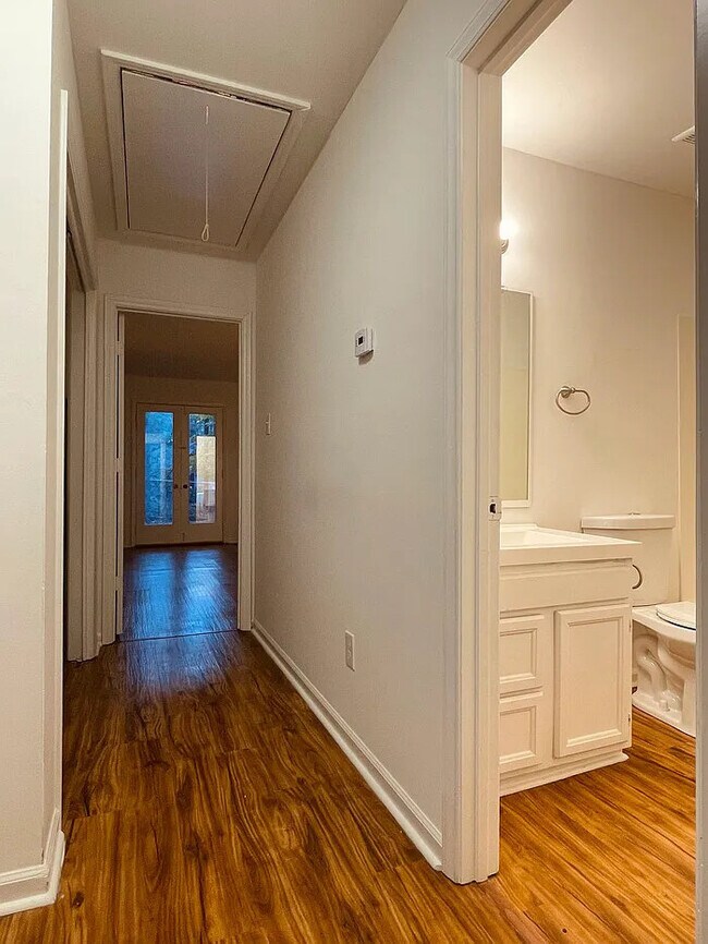 Building Photo - Raleigh Townhouse on Kentwood Park w/ fenced yard