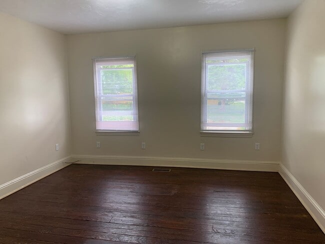 Building Photo - Semi-detached 3 bedroom 1 Bath House with Parking