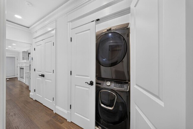 Building Photo - Bright Adams Morgan Condo with Den, Two Full Baths & In-Unit Laundry