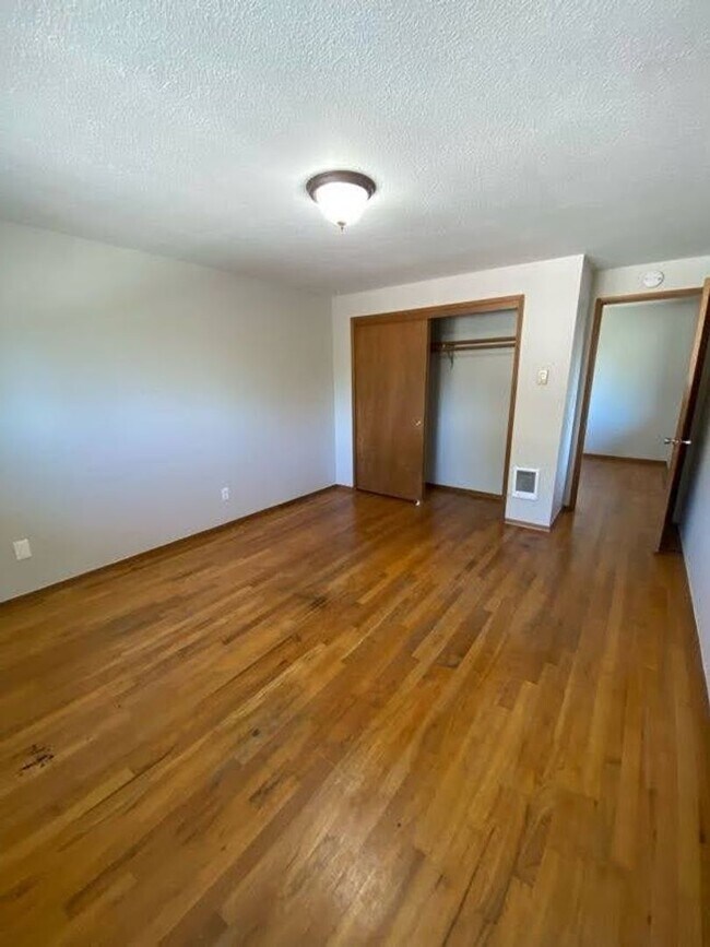 Building Photo - Large 2 bed, 1 bath Townhouse with Parking