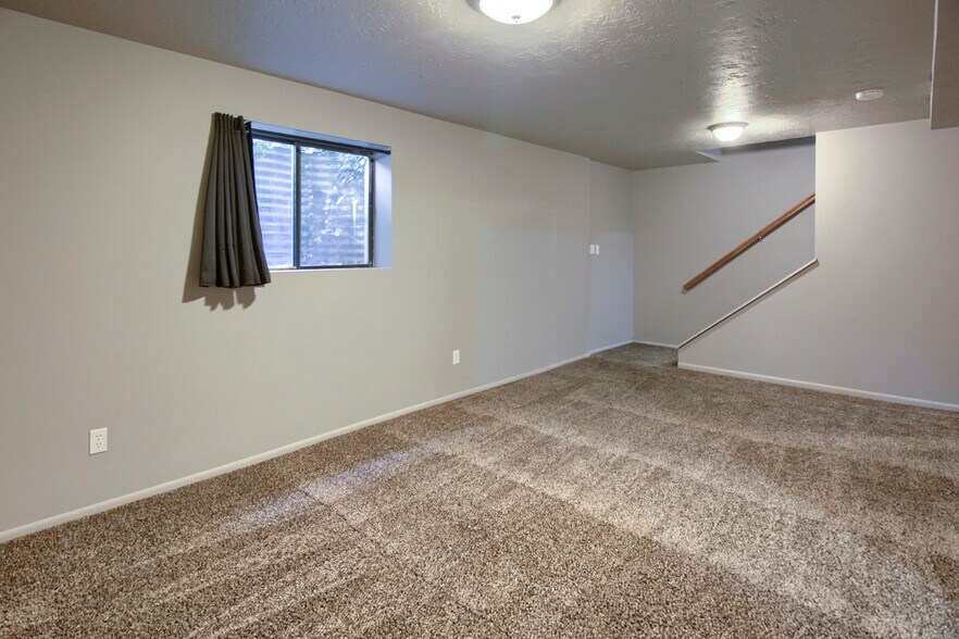 Building Photo - 1120 Canyon Rd