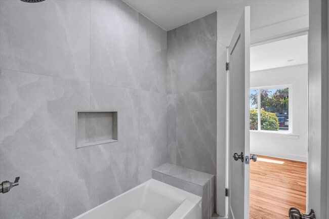 Building Photo - 1413 E 76th Pl