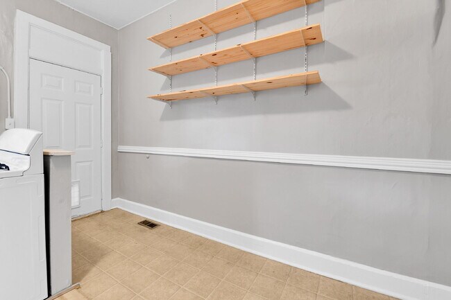 Building Photo - $1,570.00 - 1 Bed,1 Bath, Multiplex in Den...