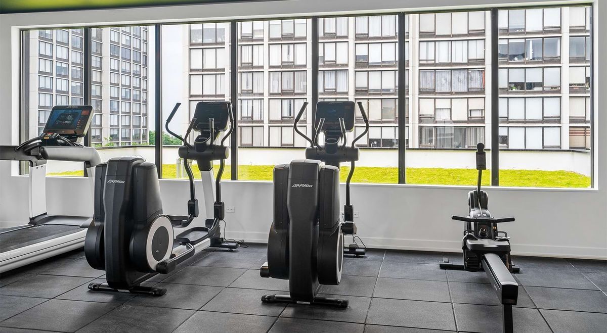 Building Photo - 5440 N Sheridan Rd