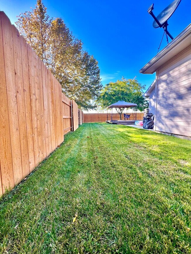 Building Photo - 3 Bed 2 Bath Single Level Home with 3 Car ...