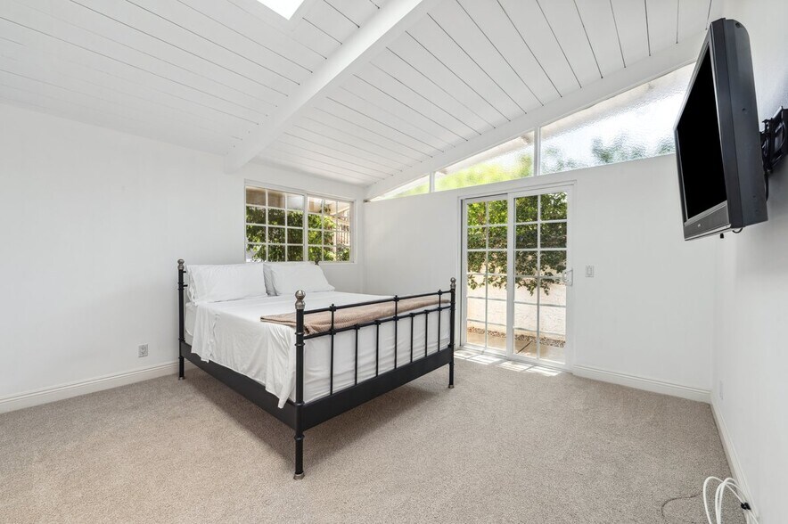 Building Photo - 4950 Dunman Ave