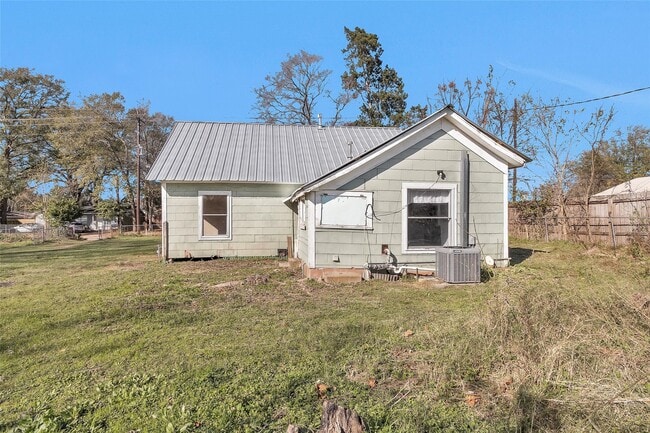 Building Photo - 203 W Powell St