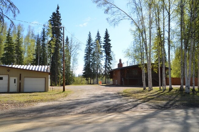Building Photo - Beautiful 3 Bed 2 Bath Log Home with Large...