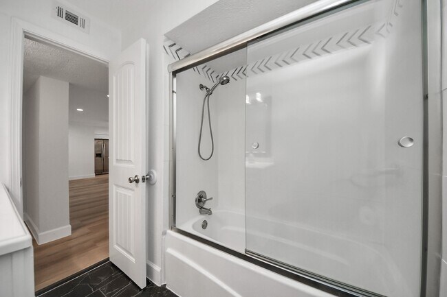 Building Photo - 5542 Holly St