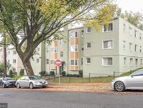 Building Photo - Amazing 2 bedroom/ 1 Bathroom unit with plenty natural light