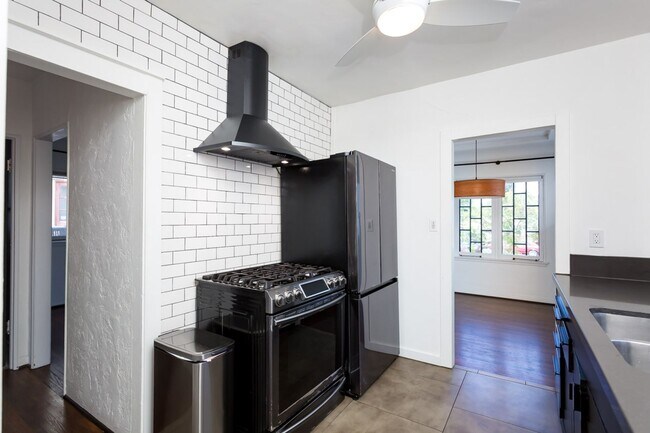 Building Photo - 4762 E Mountain View Dr