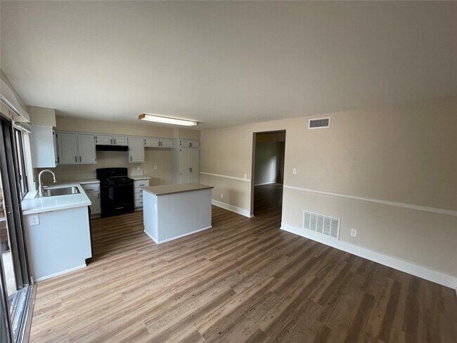 Building Photo - 765 Knollwood Ln