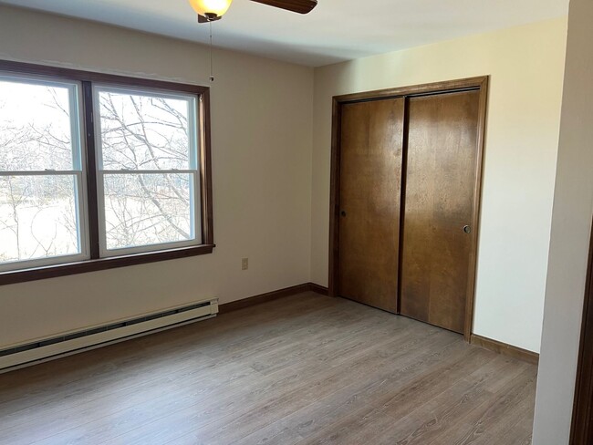 Building Photo - Newly Renovated Spacious 3 Bedroom Townhou...