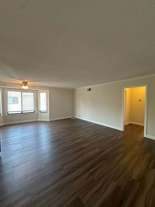 Building Photo - Condo, ready for move-in!