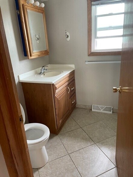 Building Photo - 307 Cardinal Cres