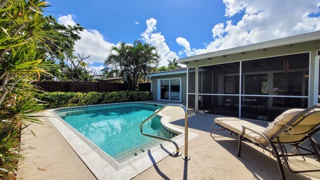 Building Photo - 949 W Royal Palm Rd