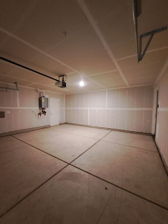 Building Photo - Beautiful 4 Bedroom Home in Madera, Ca!