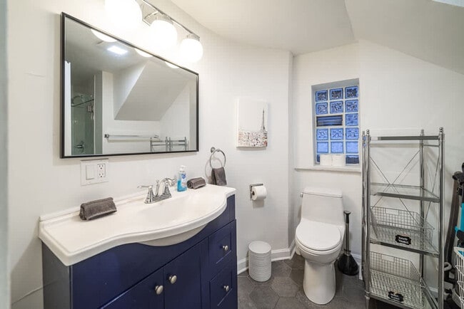 Building Photo - 1411 W Grand Ave