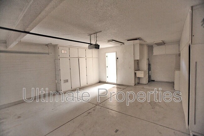 Building Photo - 4821 W Altadena Ave