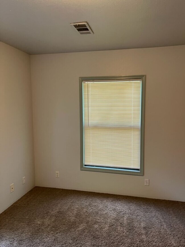Building Photo - 2 Bed House -  Charm, Privacy, Storage and Convenience