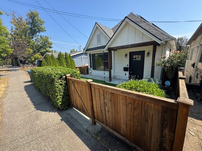 Building Photo - 418 20th Ave