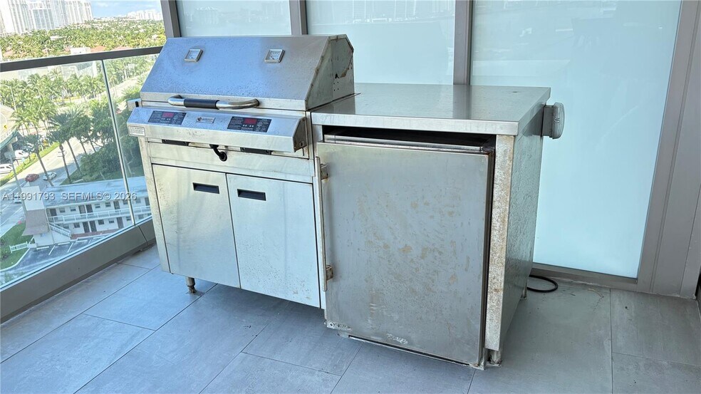 Building Photo - 18975 Collins Ave