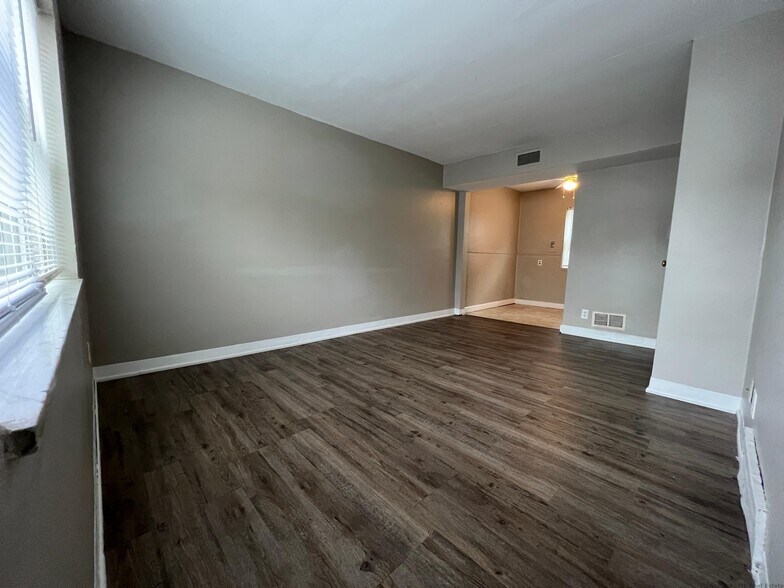 Building Photo - 464 E Norwich Ave