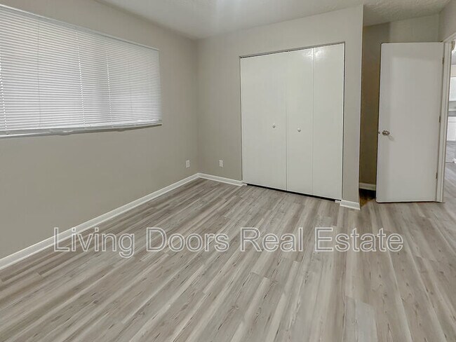 Building Photo - 4717 Gladstone St